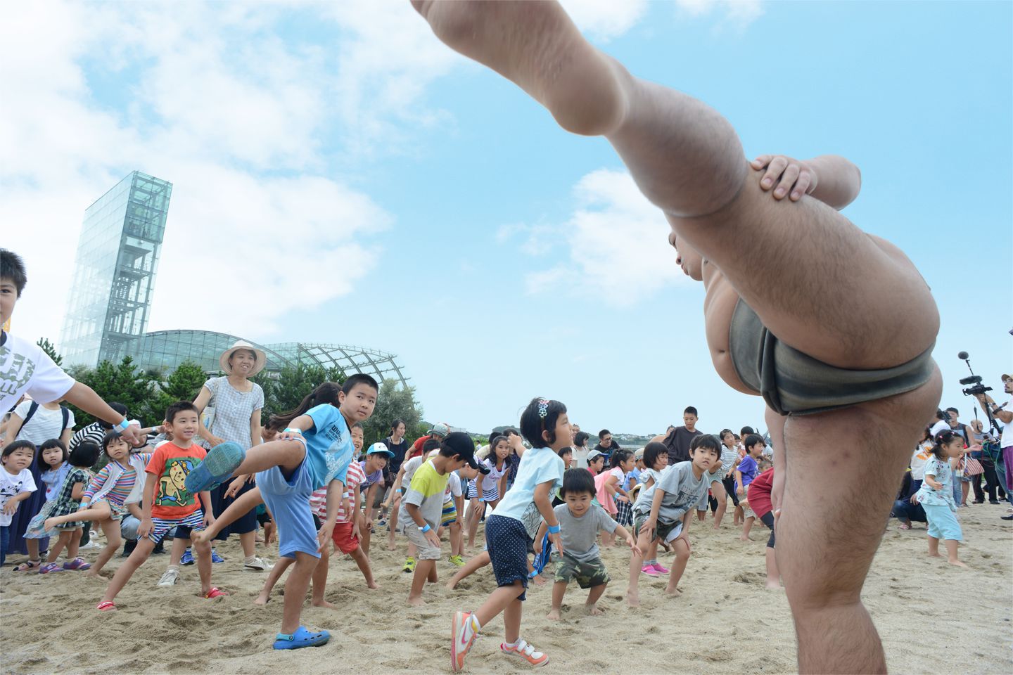 お相撲さんとすもう体験をしよう！親子で楽しめるビーチクリーン開催！