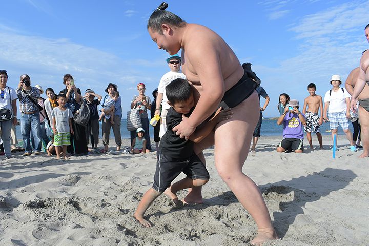 お相撲さんとすもう体験をしよう！親子で楽しめるビーチクリーン開催！